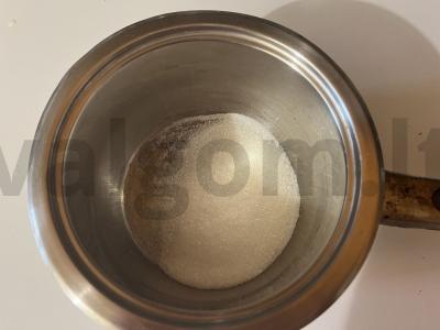 Karameliniai saldainiai ant pagaliukų su multivaisių skoniu Žingsnis 1