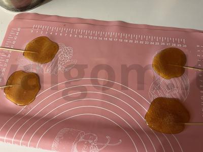 Karameliniai saldainiai ant pagaliukų su multivaisių skoniu Žingsnis 8