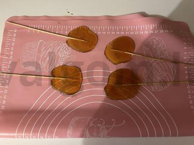 Karameliniai saldainiai ant pagaliukų su multivaisių skoniu Žingsnis 9