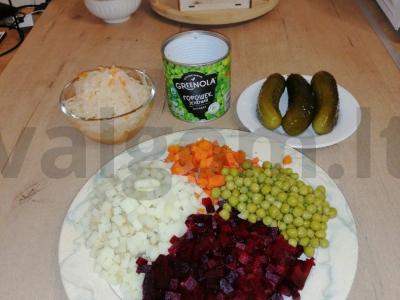 Vinegretas su raugintais kopūstais Žingsnis 1