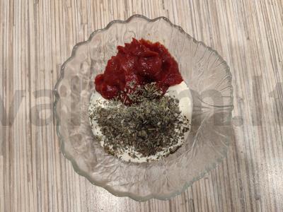 Greita pica su grybais, dešra ir pomidorais ant paruoštos bazės Žingsnis 2