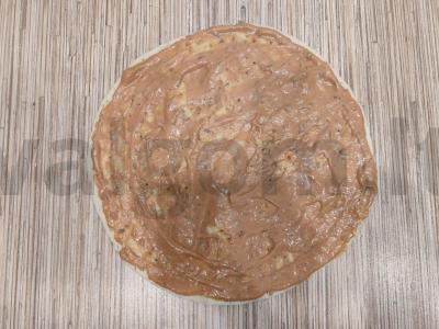 Greita pica su grybais, dešra ir pomidorais ant paruoštos bazės Žingsnis 3