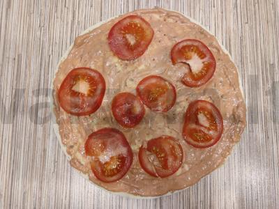 Greita pica su grybais, dešra ir pomidorais ant paruoštos bazės Žingsnis 4