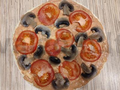 Greita pica su grybais, dešra ir pomidorais ant paruoštos bazės Žingsnis 5