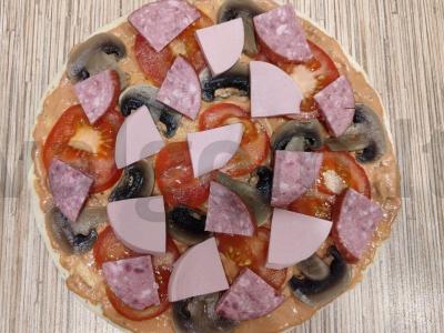 Greita pica su grybais, dešra ir pomidorais ant paruoštos bazės Žingsnis 6