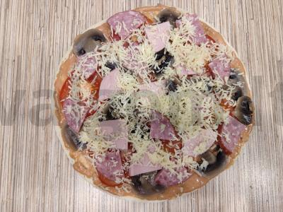 Greita pica su grybais, dešra ir pomidorais ant paruoštos bazės Žingsnis 7