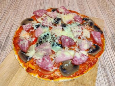 Greita pica su grybais, dešra ir pomidorais ant paruoštos bazės Žingsnis 8