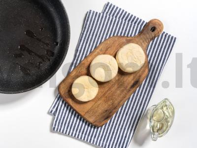 Sūrio blynai su plakta grietine ir aviečių uogiene Žingsnis 2