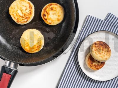 Sūrio blynai su plakta grietine ir aviečių uogiene Žingsnis 3