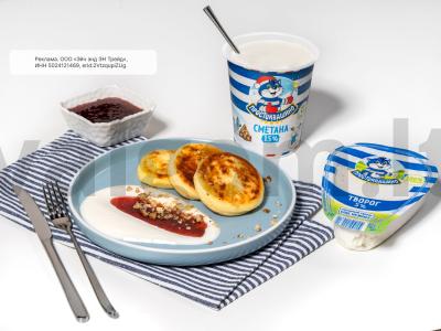 Sūrio blynai su plakta grietine ir aviečių uogiene pagrindine nuotrauka