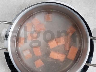 Raudonos žuvies sriuba su grietinėle Žingsnis 1