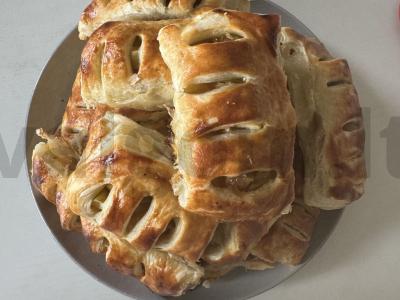 Sluoksniuotos bandelės su obuoliais ir cinamonu pagrindine nuotrauka