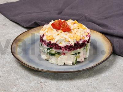 Burokėlių salotos su agurkais pagrindine nuotrauka