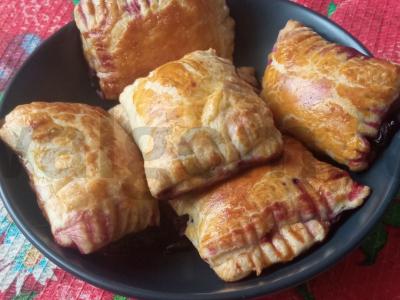 Sluoksniuotos tešlos pyragėliai su uogomis pagrindine nuotrauka