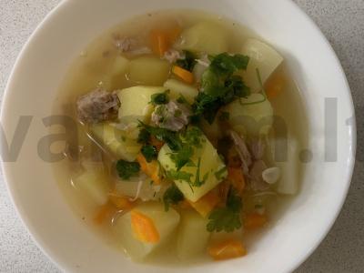 Bulvės su troškiniu vakarienei pagrindine nuotrauka