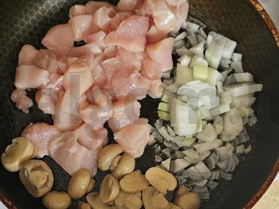 Vištiena su grybais pomidorų-grietinėlės padaže Žingsnis 1