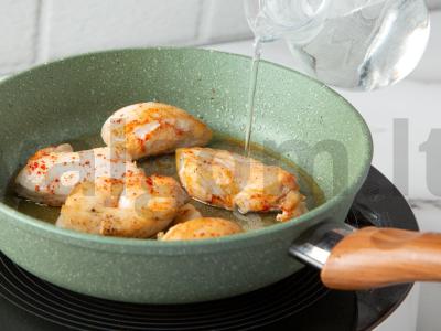 Troškinta vištiena grietinėlės padaže Žingsnis 4