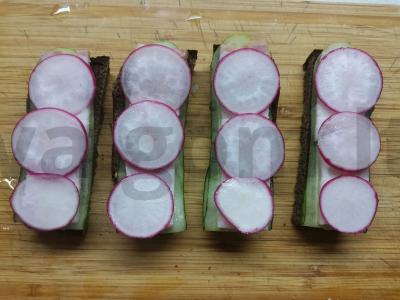 Sumuštiniai su šonine, agurku ir ridikėliais Žingsnis 4