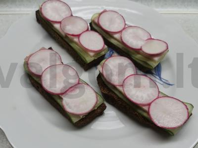 Sumuštiniai su šonine, agurku ir ridikėliais pagrindine nuotrauka