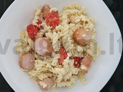 Makaronai su dešrelėmis ir pomidorais pagrindine nuotrauka