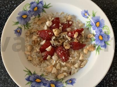 Kvinoja su avižomis ir medumi pagrindine nuotrauka