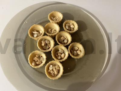 Mini pyragaičiai su karamele ir žemės riešutais Žingsnis 8