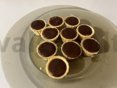 Mini pyragaičiai su karamele ir žemės riešutais pagrindine nuotrauka