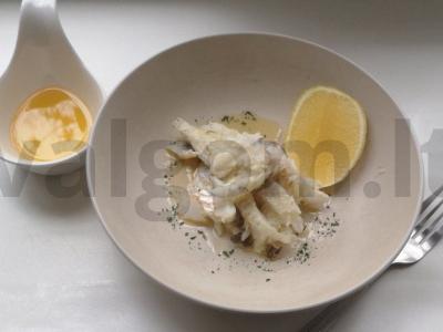 Keptas ešerys su nuazet sviestu ir citrina pagrindine nuotrauka