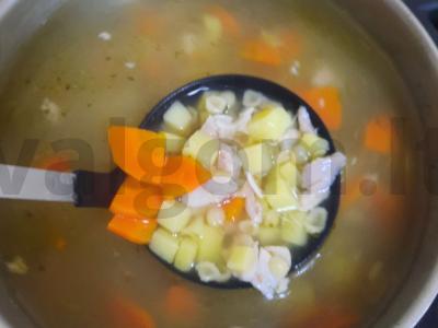 Vištienos sriuba su makaronais pagrindine nuotrauka