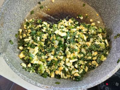 Blynai su žaliu svogūnu ir kiaušiniu Žingsnis 3