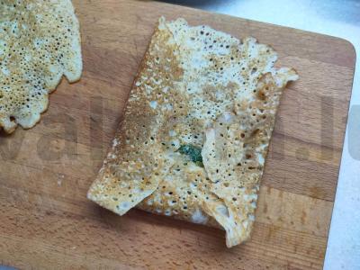 Blynai su žaliu svogūnu ir kiaušiniu Žingsnis 4