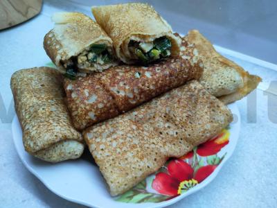 Blynai su žaliu svogūnu ir kiaušiniu pagrindine nuotrauka