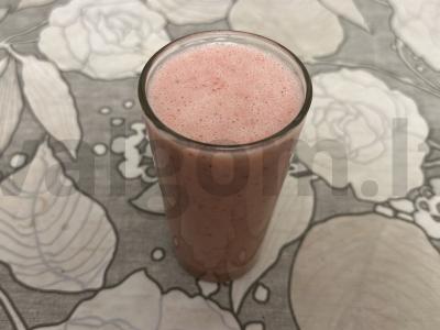 Skanus bananas ir braškių kokteilis pagrindine nuotrauka