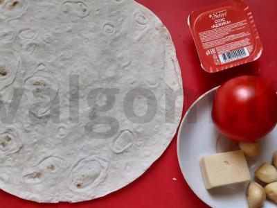 Užkandis iš lavašo su adžika, pomidoru ir dviem sūrio rūšimis Žingsnis 1