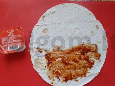 Užkandis iš lavašo su adžika, pomidoru ir dviem sūrio rūšimis Žingsnis 2