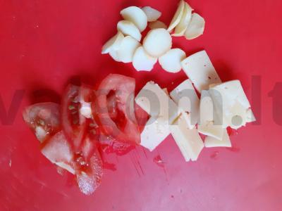 Užkandis iš lavašo su adžika, pomidoru ir dviem sūrio rūšimis Žingsnis 3