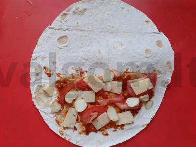 Užkandis iš lavašo su adžika, pomidoru ir dviem sūrio rūšimis Žingsnis 4