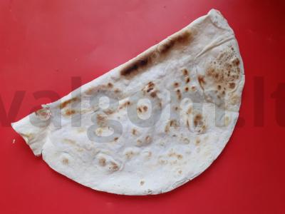 Užkandis iš lavašo su adžika, pomidoru ir dviem sūrio rūšimis Žingsnis 6