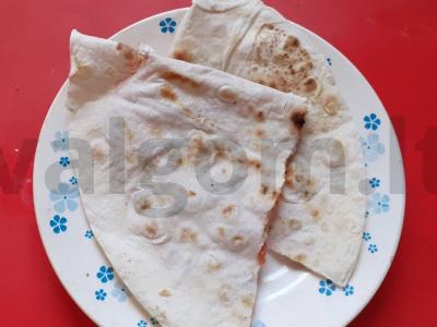 Užkandis iš lavašo su adžika, pomidoru ir dviem sūrio rūšimis pagrindine nuotrauka