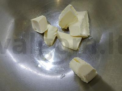 Varškės keksiukas su razinomis Žingsnis 1