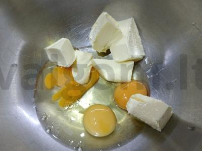 Varškės keksiukas su razinomis Žingsnis 2