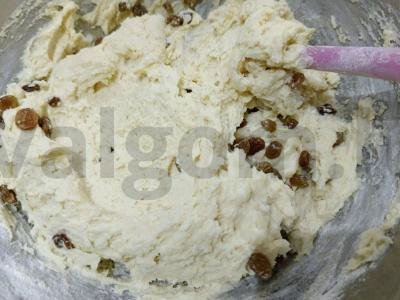 Varškės keksiukas su razinomis Žingsnis 11