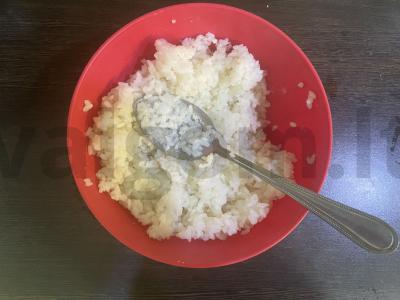 Rulonai su krabų lazdelėmis ir avokadu Žingsnis 1