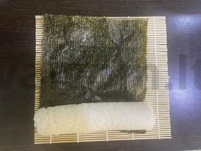 Rulonai su krabų lazdelėmis ir avokadu Žingsnis 4