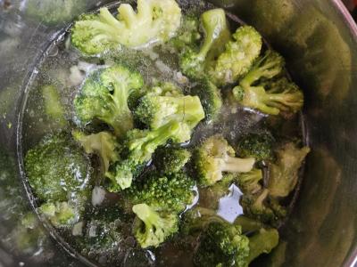 Sūrio sriuba su brokoliais ir skrudintais duonos kubeliais Žingsnis 2