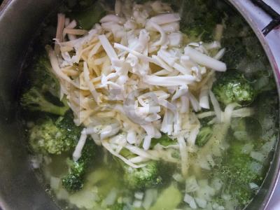 Sūrio sriuba su brokoliais ir skrudintais duonos kubeliais Žingsnis 4