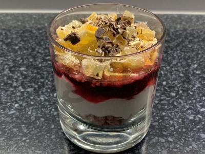 Desertas iš sutrintos spanguolės su varškės sūriu pagrindine nuotrauka