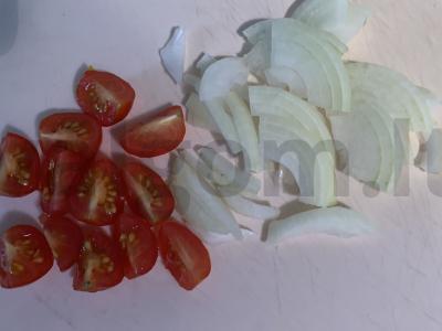 Bulvės su žuvies filė, svogūnais ir pomidorais orkaitėje Žingsnis 1