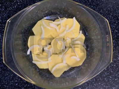 Bulvės su žuvies filė, svogūnais ir pomidorais orkaitėje Žingsnis 3