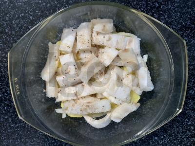 Bulvės su žuvies filė, svogūnais ir pomidorais orkaitėje Žingsnis 4